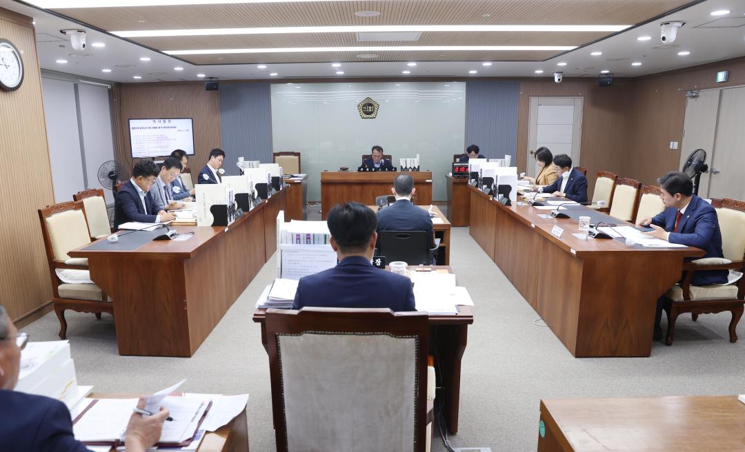 '제351회 정례회 제1차 복지환경위원회' 게시글의 사진(2) '240611_제351회 정례회 복지환경위원회 (1차) (1).JPG'
