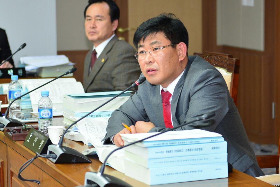 '오인철의원(건설해양소방위원회)' 게시글의 사진(3) '20141201_제275정③건해소[해양수산국예산안심의_오인철의원]03.jpg'