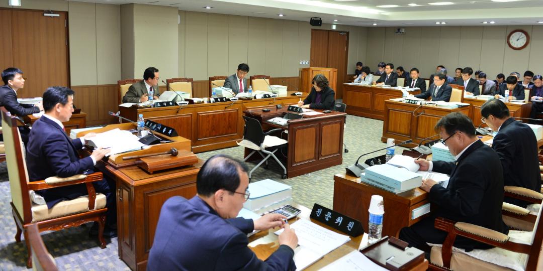 '제275회 정례회 건설해양소방위원회 제3차회의' 게시글의 사진(2) '20141201_제275정③건해소[해양수산국예산안심의]02.jpg'