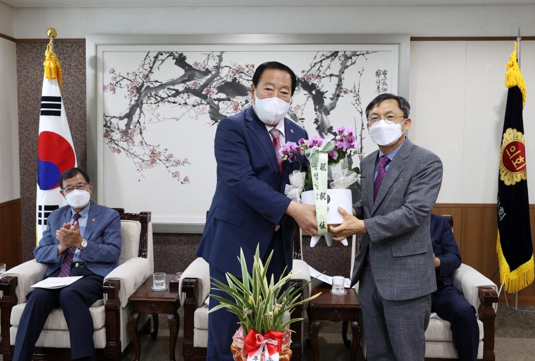 '도청, 교육청 간부 공무원 의장단 예방' 게시글의 사진(13) '220701_도청, 교육청 간부 공무원 의장실 방문08.jpg'