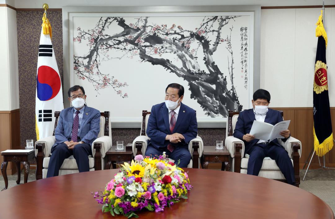 '도청, 교육청 간부 공무원 의장단 예방' 게시글의 사진(6) '220701_도청, 교육청 간부 공무원 의장실 방문04.jpg'