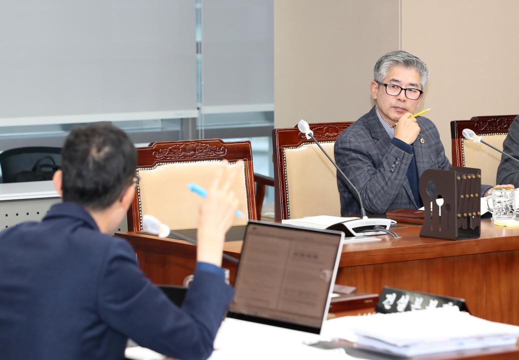 '제357회 임시회 제4차 건설소방위원회' 게시글의 사진(19) '250210_제357회 임시회 제4차 건설소방위원회_21.JPG'