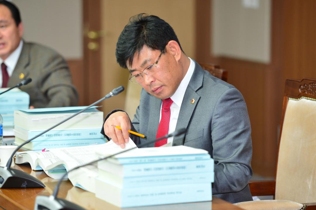 '오인철의원(건설해양소방위원회)' 게시글의 사진(4) '20141201_제275정③건해소[해양수산국예산안심의_오인철의원]04.jpg'