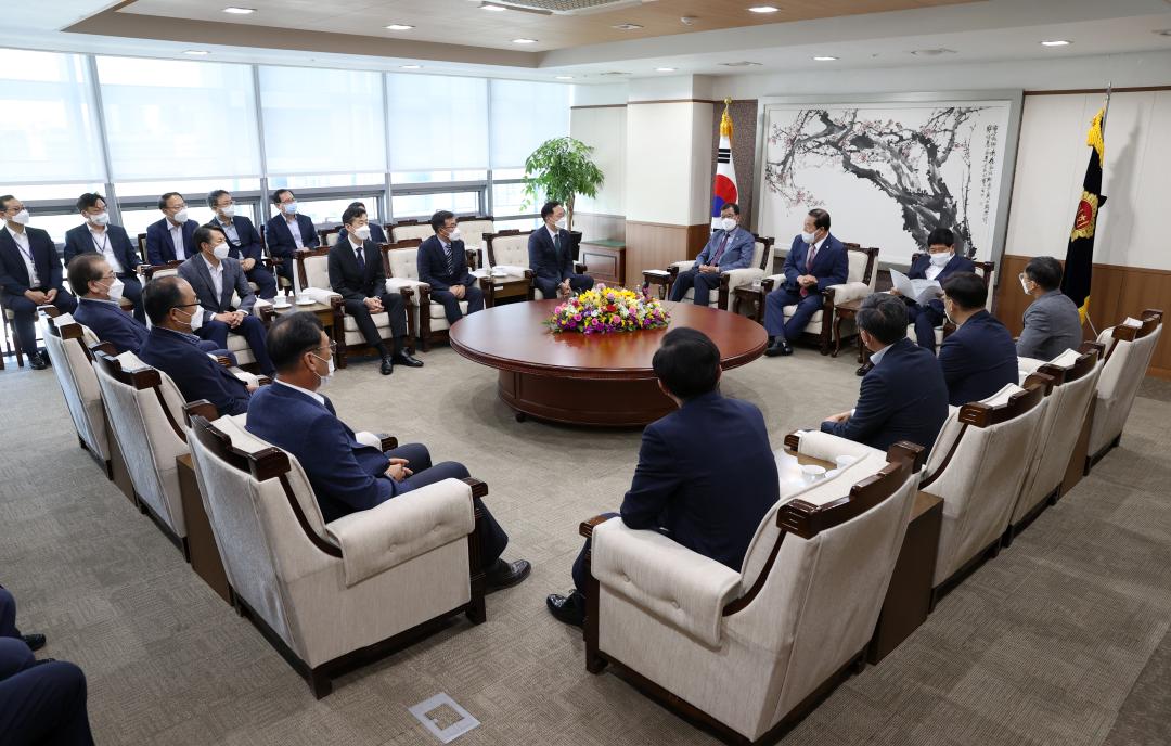 '도청, 교육청 간부 공무원 의장단 예방' 게시글의 사진(10) '220701_도청, 교육청 간부 공무원 의장실 방문13.jpg'