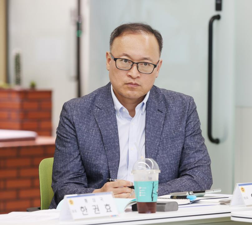 '충남 프랜차이즈 산업 육성 및 지원을 위한 연구모임' 게시글의 사진(22) '240517_충남 프랜차이즈 산업 육성 및 지원을 위한 연구모임 (37).JPG'