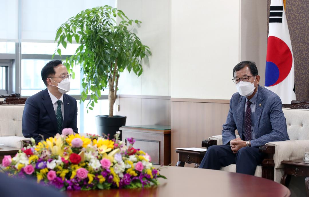 '도청, 교육청 간부 공무원 의장단 예방' 게시글의 사진(9) '220701_도청, 교육청 간부 공무원 의장실 방문11.jpg'