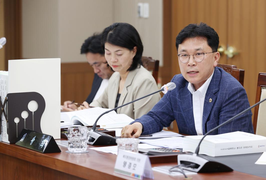 '제351회 정례회 제1차 행정문화위원회' 게시글의 사진(15) '240611_제351회 정례회 행정문화위원회 (1차) (8).JPG'
