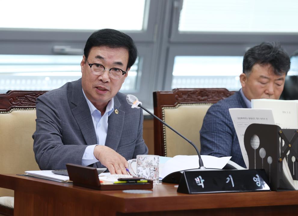 '제351회 정례회 제1차 행정문화위원회' 게시글의 사진(16) '240611_제351회 정례회 행정문화위원회 (1차) (13).JPG'