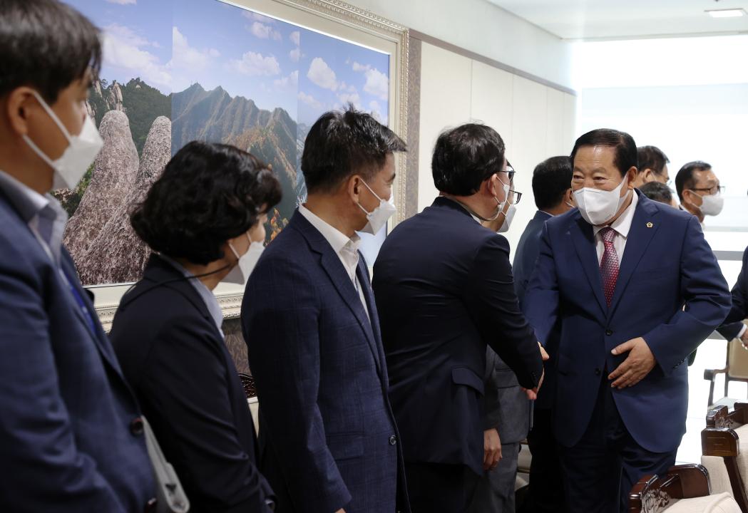 '도청, 교육청 간부 공무원 의장단 예방' 게시글의 사진(1) '220701_도청, 교육청 간부 공무원 의장실 방문01.jpg'