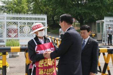 강태봉 의장, 무기한 단식투쟁중인 송덕빈의원 격려