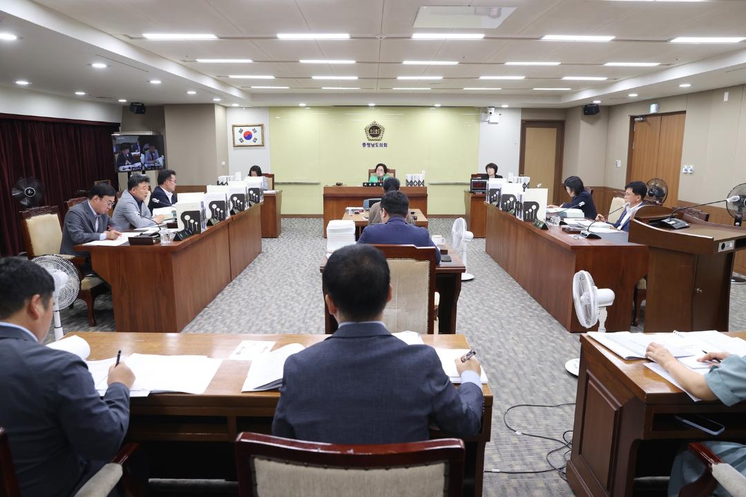 '행문위 “청년이 체감할 수 있는 정책 위한 적극행정 필요”' 게시글의 사진(2) '240612_제352회 정례회 제2차 행정문화위원회 (1).jpg'