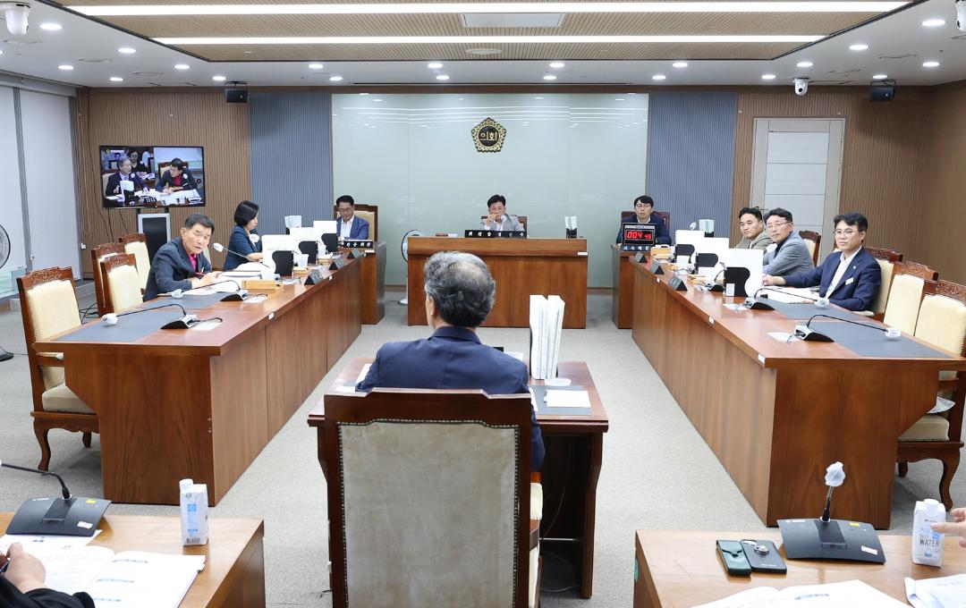 '복환위 “학교밖청소년 지원, 누락 되는 대상자 없도록 해야”' 게시글의 사진(2) '240723_제354회 임시회 제4차 복지환경위원회.jpg'