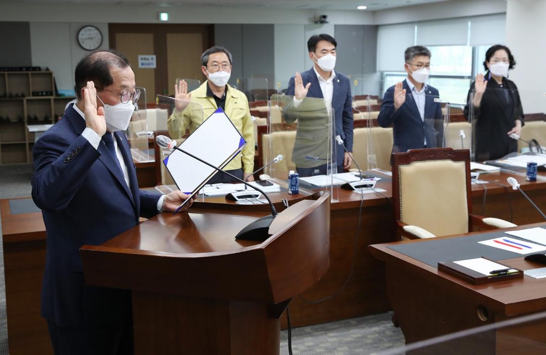 '충남도의회, 서산의료원장 후보자 인사청문회 개최' 게시글의 사진(4) '211015_충남의료원장 인사청문회-선서.jpg'