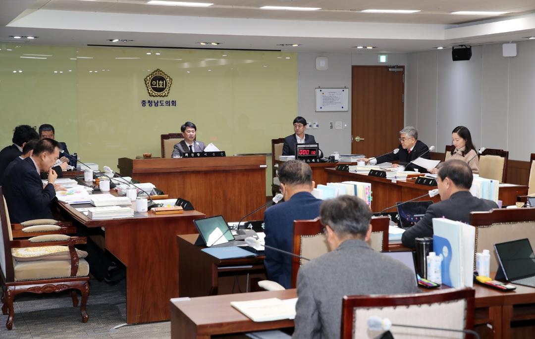'교육위원회, 충남 교육 현안의 미래 논해' 게시글의 사진(3) '250210_제357회 임시회 제3차 교육위원회 (2).JPG'