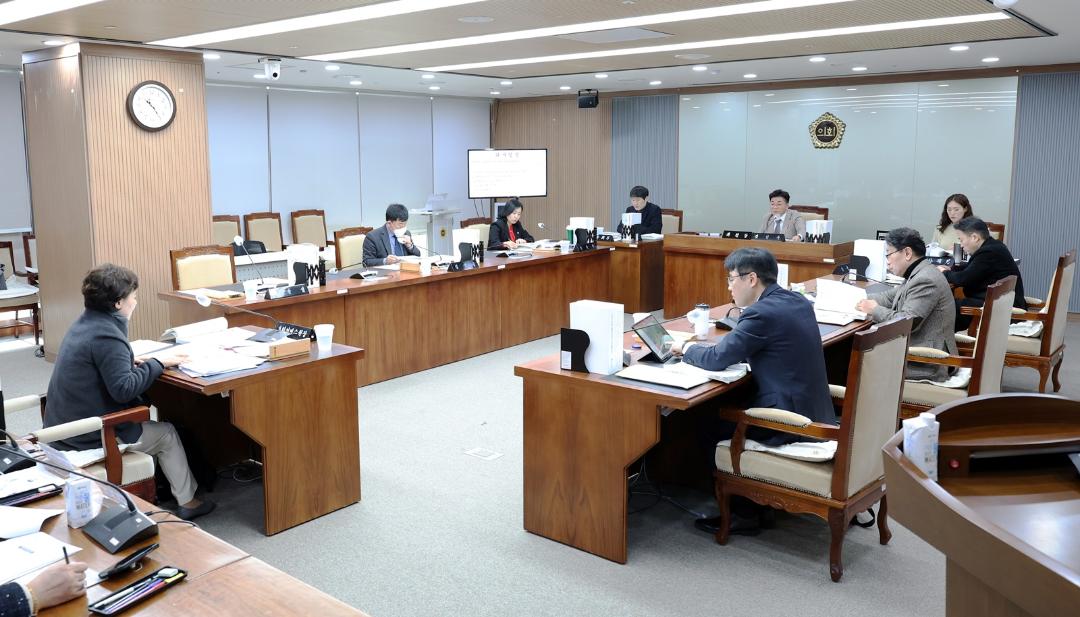 '보건복지환경위 “충남사회서비스원 유기적 통합 힘써야”' 게시글의 사진(2) '250206_제357회 임시회 제2차 보건복지환경위원회 (1).jpg'
