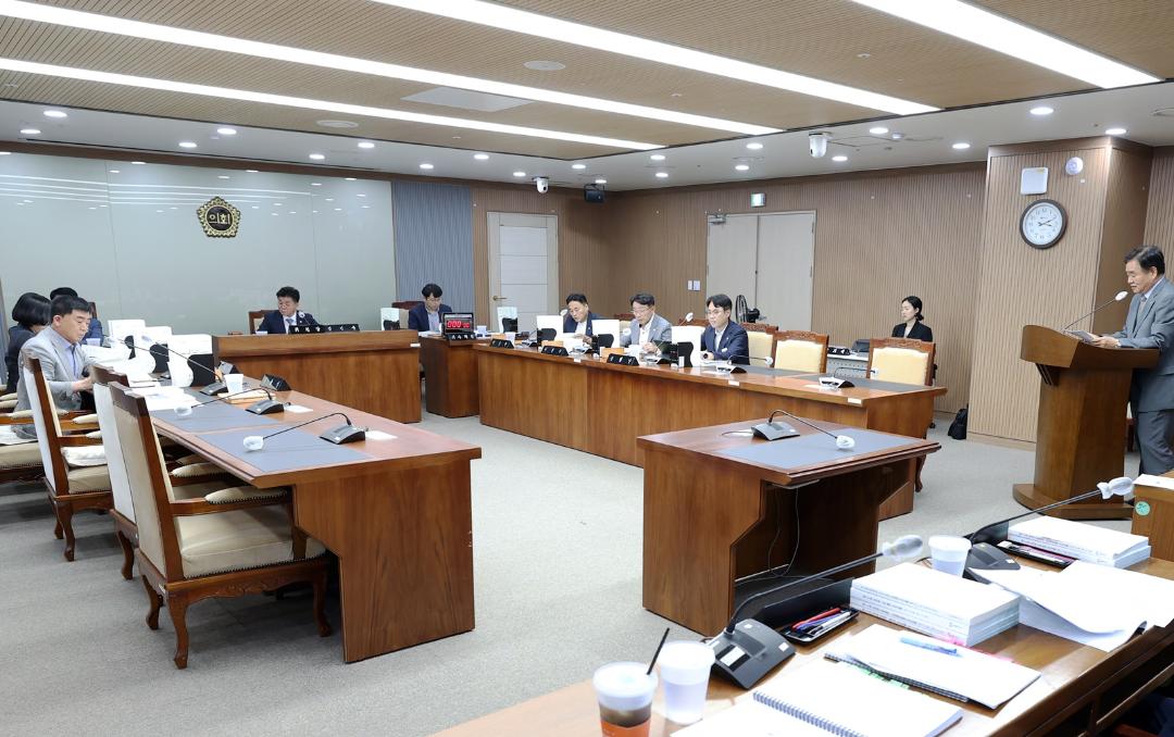 '복지환경위원회, 촘촘한 지역의료체계 구축 및 강화 당부' 게시글의 사진(2) '240722_제354회 임시회 제3차 복지환경위원회 (1).jpg'