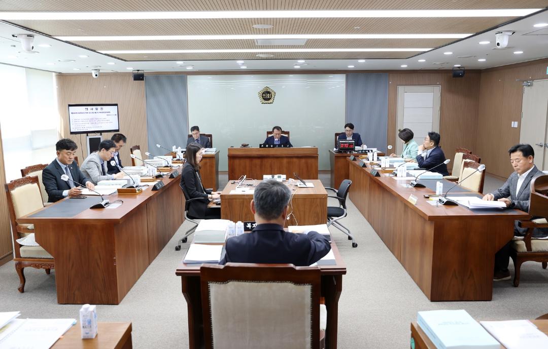 '복환위 “도민 누구나 양질의 보건의료 서비스 누려야”' 게시글의 사진(2) '230511_제344회 임시회 복지환경위원회(2차) (1).jpg'