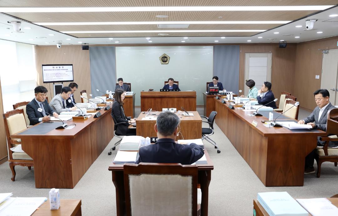 '복환위 “도민 누구나 양질의 보건의료 서비스 누려야”' 게시글의 사진(2) '230511_제344회 임시회 복지환경위원회(2차) (1).jpg'