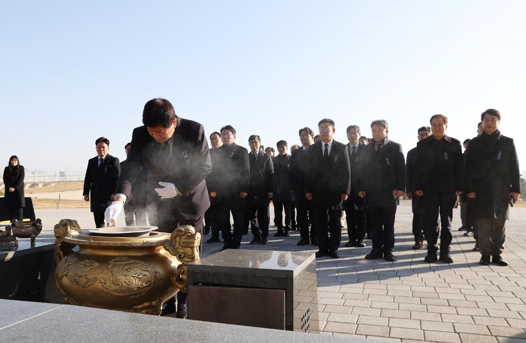 '충남도의회 충혼탑 참배로 을사년 시작' 게시글의 사진(3) '250102_충남도의회 보훈공원 충혼탑 참배 (3).jpg'